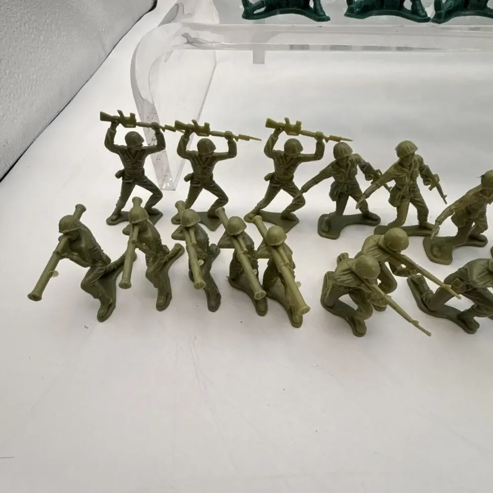 Lot of 120 Vintage WW2 Army Men Green Gray White Plastic Soldiers Figures